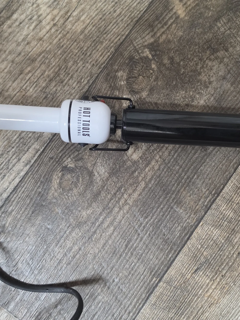 HOT TOOLS Ceramic Curling Wand in Black and White